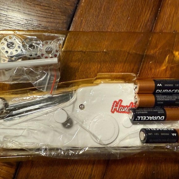 BN Portable Handy Stitch Battery Power Handheld Sewing Machine - Picture 3 of 3